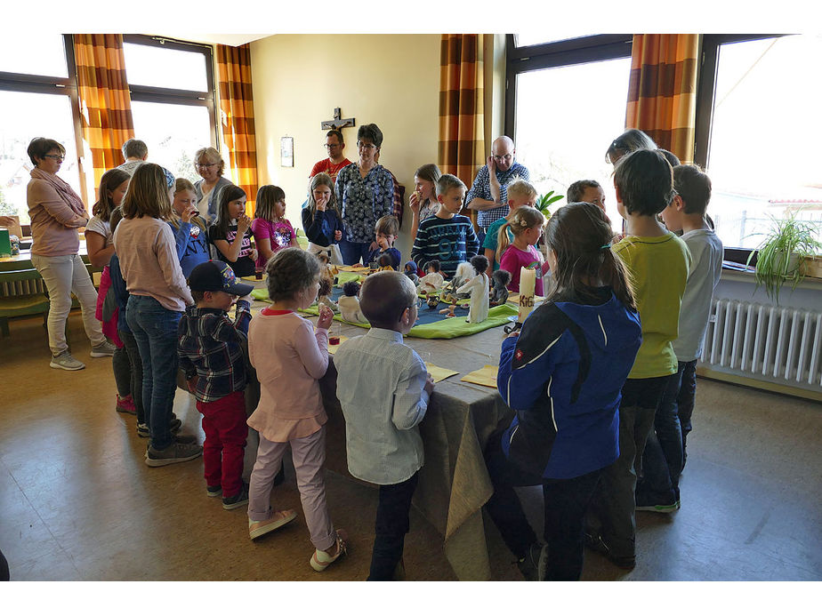 Kinderkarfreitagsliturgie im Gemeindezentrum (Foto: Karl-Franz Thiede)